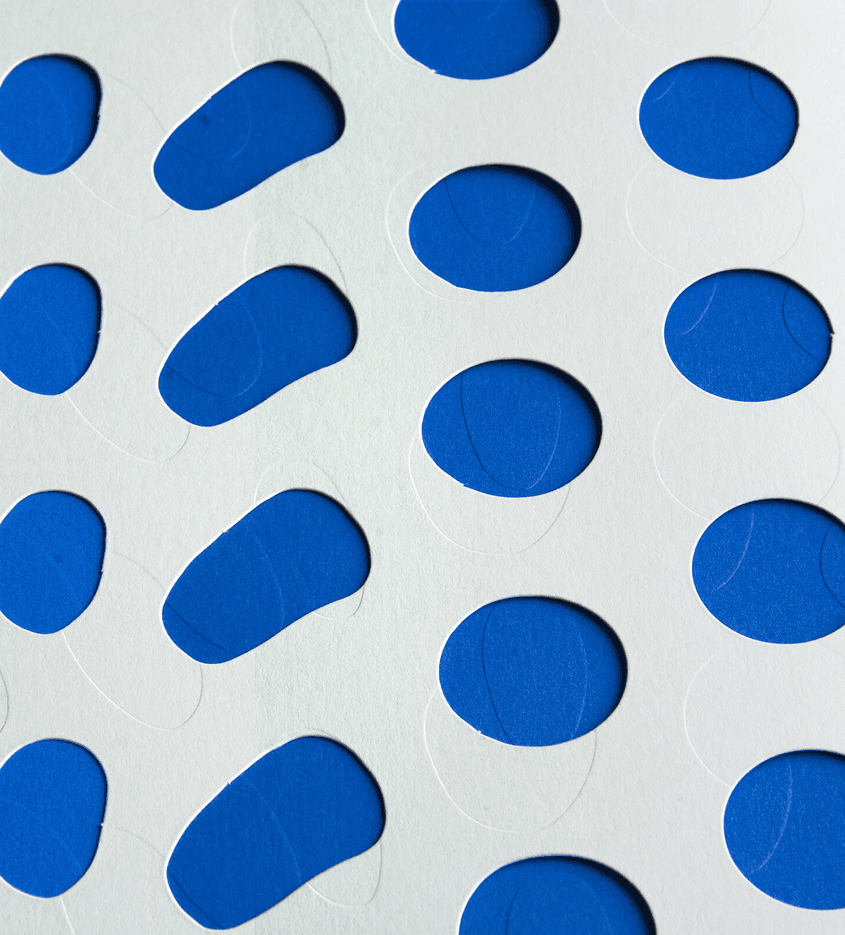 närbild på stansat omslag på en exklusiv broschyr